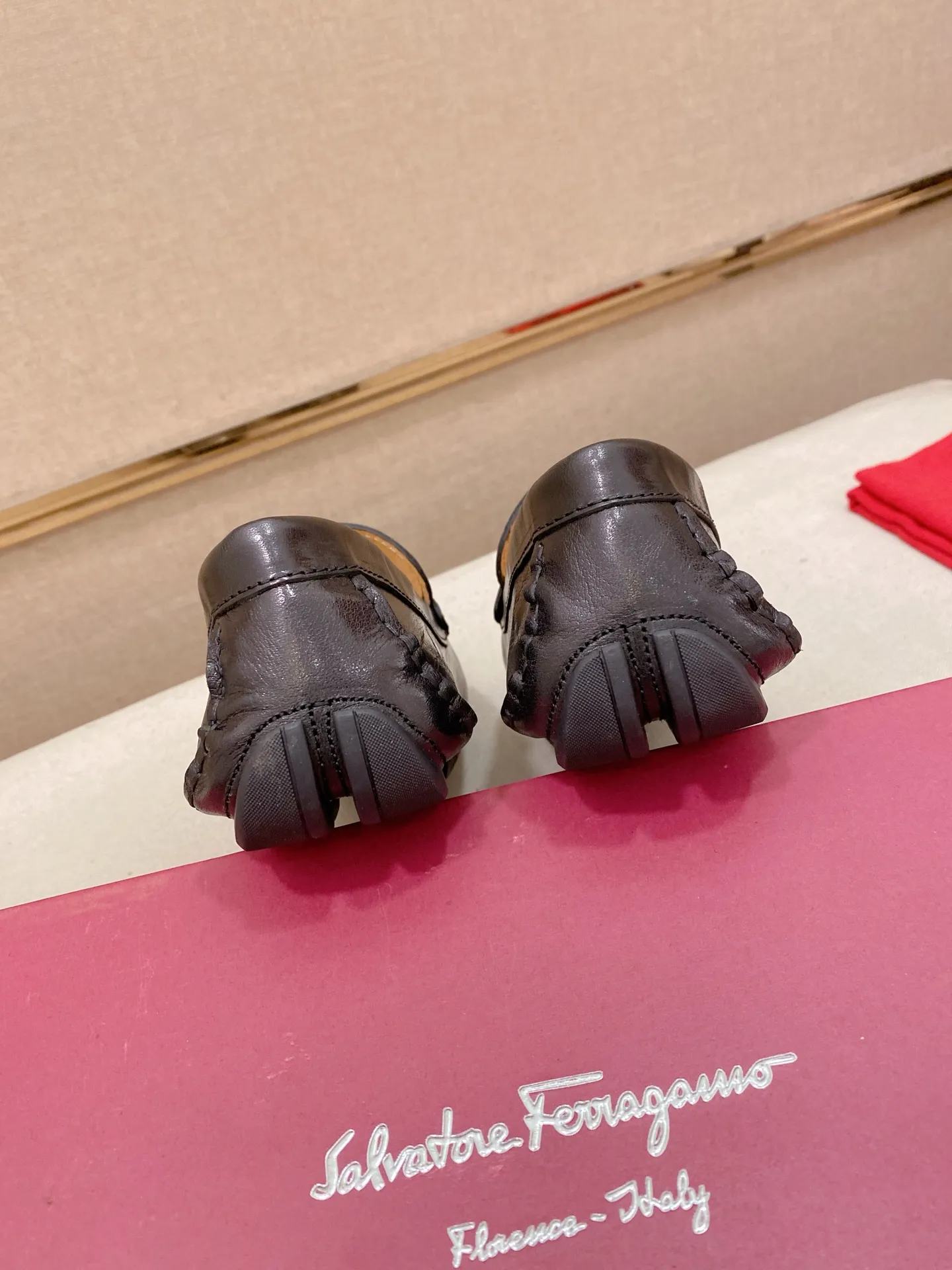 Factory price: 540💰High-end quality! Ferragamo🆕🆕Exclusive hot-selling products in stock🔥🔥New products on the shelves, high-quality Ferragamo men's pea shoes, high-end casual driving shoes, with complete packaging! 💪 💪 Material: imported first-layer cowhide 🐂 + imported high-quality water-dyed cowhide lining + wear-resistant outsole 👍🏻👍🏻 Features: high-end and comfortable, purely handmade 🚀 🚀 Create the perfect shoe that suits you best 🔥 🔥 Size: (38-44) 45 standard size can be customized!